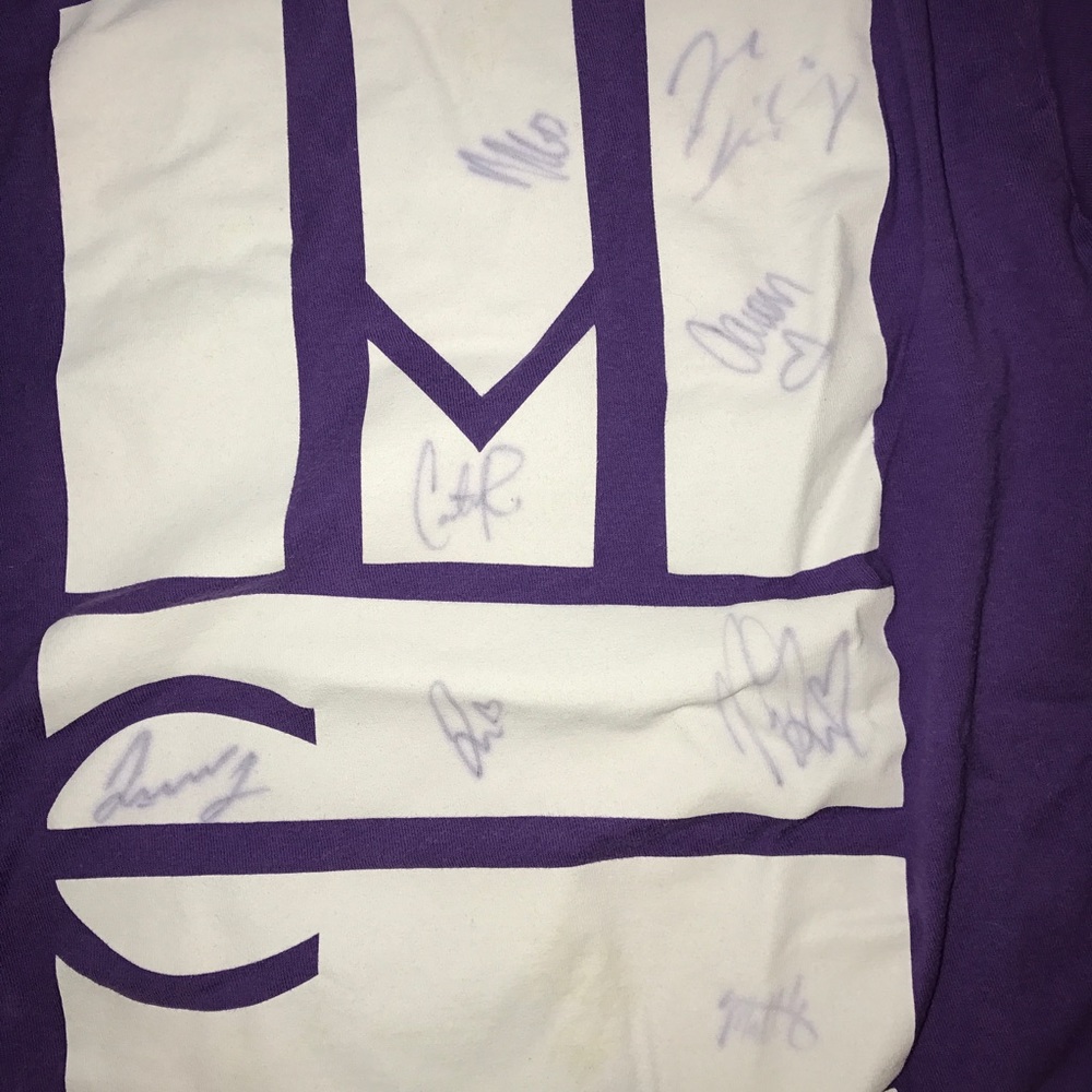Autographed MAGCON SHIRT - Picture 2 of 2